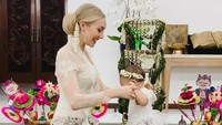 <p>Saat acara tedak siten putrinya pun Varsha Strauss mengenakan kebaya berwarna putih. Ia tampak cantik dengan pakaian adat Jawa, Bunda. (Foto: Instagram @varshaadhikumoro)</p>