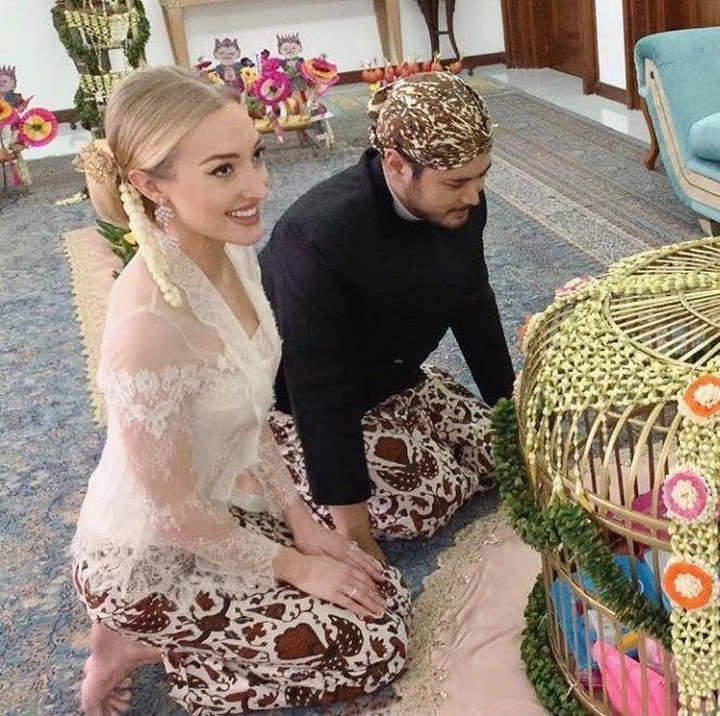 <p>Kebaya yang semi transparan di bagian lengan pun memperjelas bentuk badan Varsha Strauss sama sekali tidak berubah setelah melahirkan. (Foto: Instagram @varshaadhikumoro)</p>