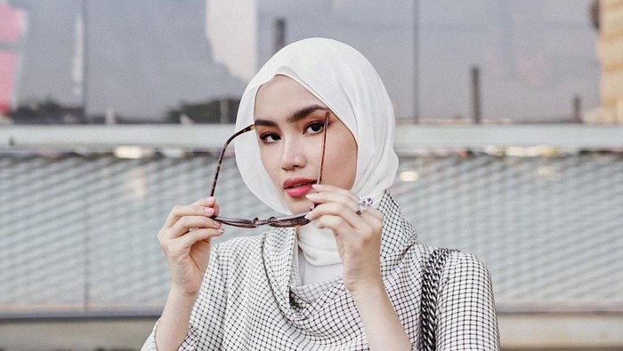 5 Gaya Hijab Pashmina Selebgram yang Pas Buat Ngantor
