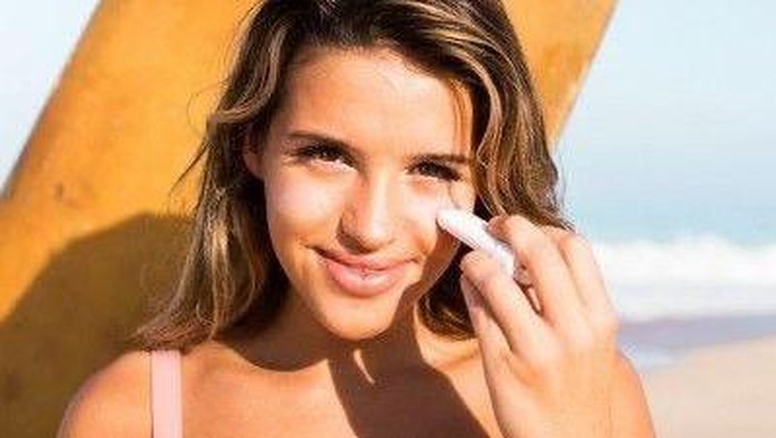 Hadir di Indonesia, Ini Rekomendasi 5 Sunscreen Stick Praktis Dipakai