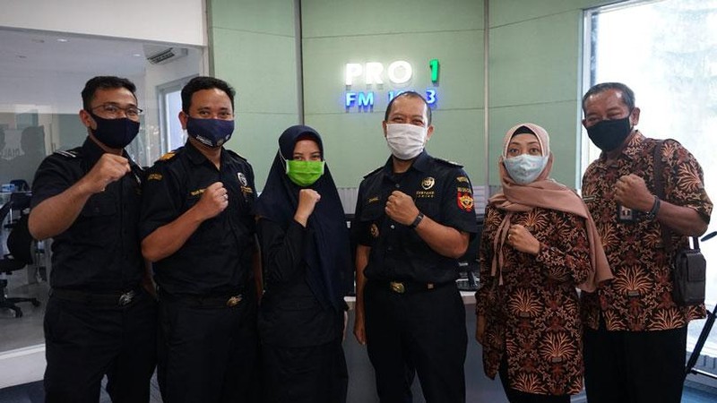Bea Cukai Madura melakukan terobosan baru untuk menyentuh masyarakat sekitar Madura guna memperkenalkan cukai rokok.