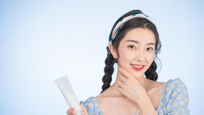 Apa Perbedaan Sunscreen dan Sunblock? Ladies Wajib Tahu!