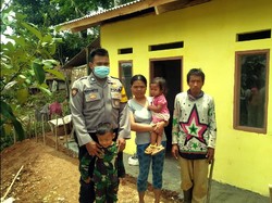 Kisah Polisi di Sukabumi, Bangun Rumah Warga yang Tinggal di Bekas Kandang Domba