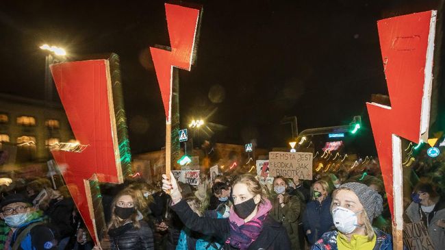 Masyarakat Polandia menentang putusan pengadilan yang melarang aborsi dengan berbagai alasan.