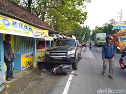 Kurang Konsentrasi, Ford Ranger Tabrak Warung dan 2 Motor di Jombang
