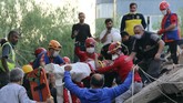 FOTO: Luluh Lantak Turki Diterjang Gempa Gempa magnitudo 7.0 mengguncang Yunani dan Turki pada Jumat (30/10). Gempa ini memicu peringaran tsunami.