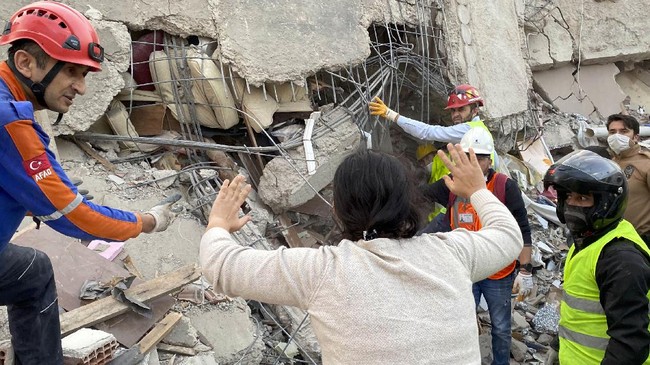 Jumlah korban meninggal dalam gempa bumi di Kota Izmir, Turki, hingga saat ini tercatat bertambah menjadi 73 orang.