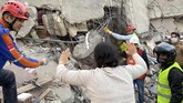 FOTO: Luluh Lantak Turki Diterjang Gempa Gempa magnitudo 7.0 mengguncang Yunani dan Turki pada Jumat (30/10). Gempa ini memicu peringaran tsunami.