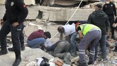 FOTO: Luluh Lantak Turki Diterjang Gempa Gempa magnitudo 7.0 mengguncang Yunani dan Turki pada Jumat (30/10). Gempa ini memicu peringaran tsunami.
