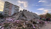 FOTO: Luluh Lantak Turki Diterjang Gempa Gempa magnitudo 7.0 mengguncang Yunani dan Turki pada Jumat (30/10). Gempa ini memicu peringaran tsunami.