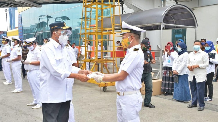 Menhub tinjau protokol kesehatan ke Tanjung Priok.