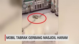 VIDEO: Mobil Tabrak Gerbang Masjidil Haram