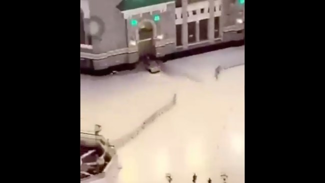 Rekaman video memperlihatkan mobil menerobos gerbang Masjidil Haram pada Jumat (30/10) malam. Pengemudi kini telah ditangkap.