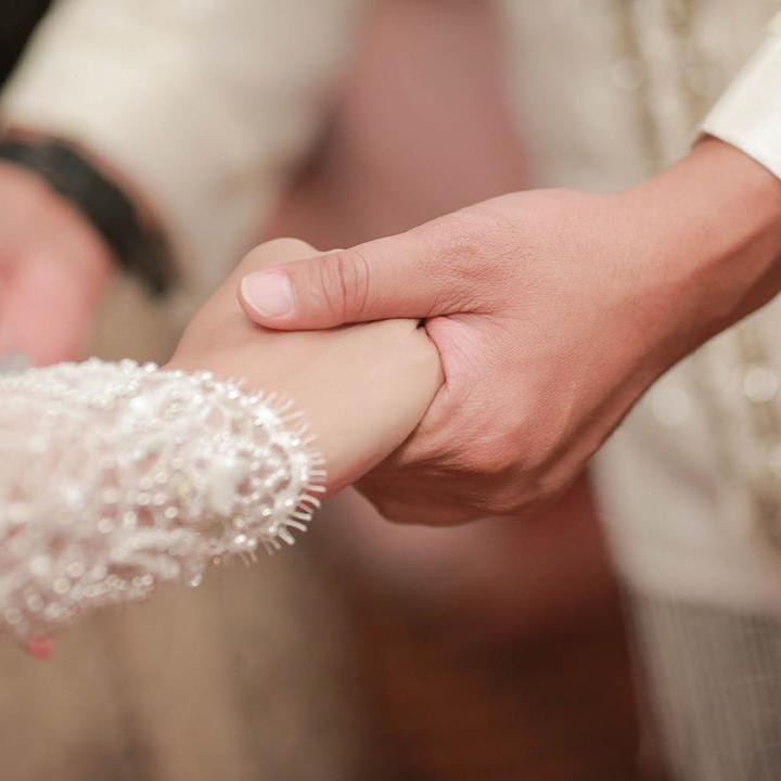 <p>Momen mesra tangan Tata digenggam erat oleh suami barunya. Melalui caption romantis, Tata ingin sang suami menjaga baik-baik pernikahan mereka atas nama Allah. Semoga langgeng dunia dan akhirat ya. (Foto: Instagram @tatajaneetaofficial)</p>