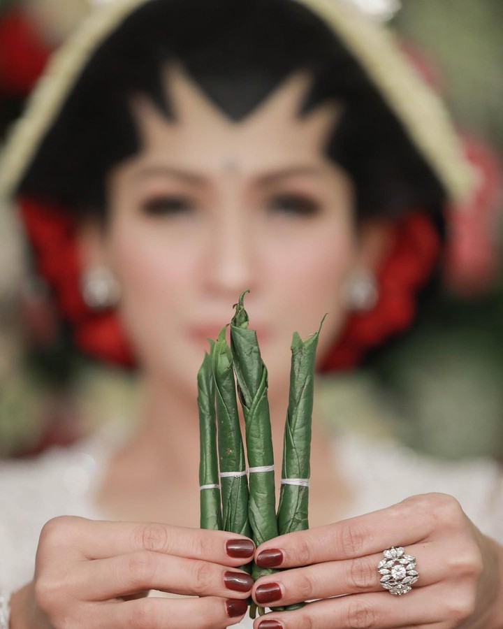 7 Foto Pernikahan Ketiga Tata Usung Adat Jawa & Rahasiakan
