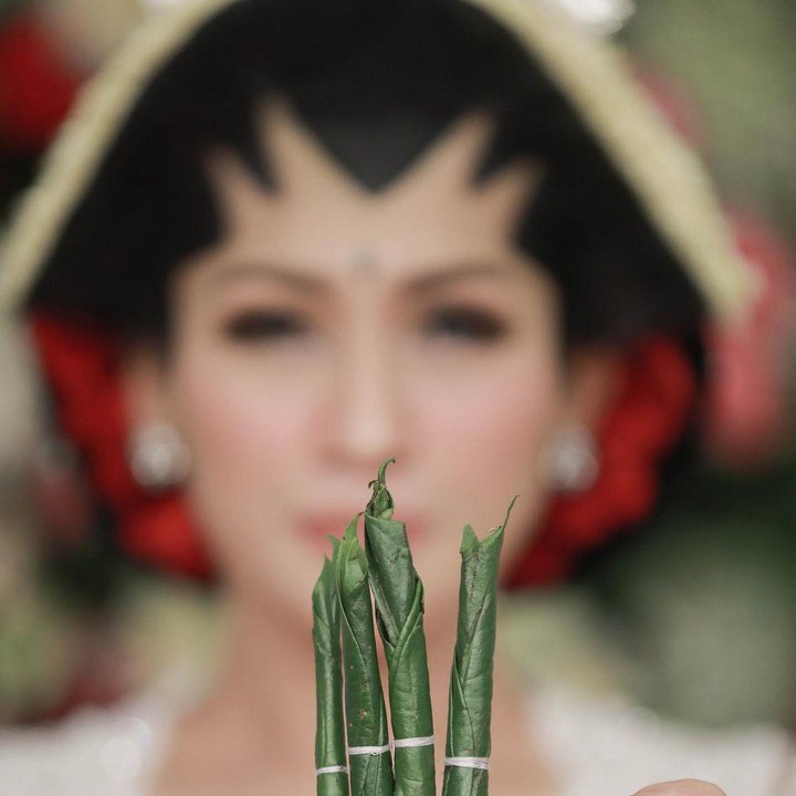 <p>Selanjutnya, Tata menjalani serangkaian prosesi pernikahan Jawa. Salah satunya melakukan panggih, yaitu momen kedua pengantin bertemu dan saling melempar daun sirih. (Foto: Instagram @tatajaneetaofficial)</p>