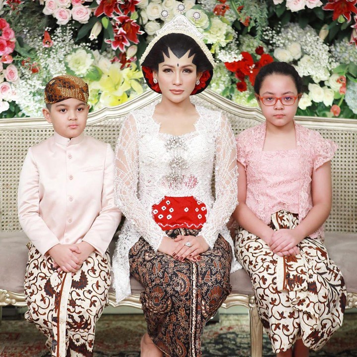 <p>Pada caption foto pun, Tata memilih menggunakan Bahasa Jawa lho. "Bismillah..Nyuwon pangestu nipun." (Foto: Instagram @tatajaneetaofficial)</p>
