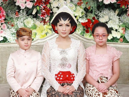 7 Foto Pernikahan Ketiga Tata Janeta, Usung Adat Jawa & Rahasiakan Suami