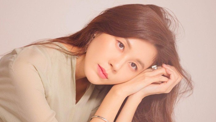 Tetap Cantik di Usia 42 Tahun, Intip Gaya Fashion Kim Ha Neul '18 Again'