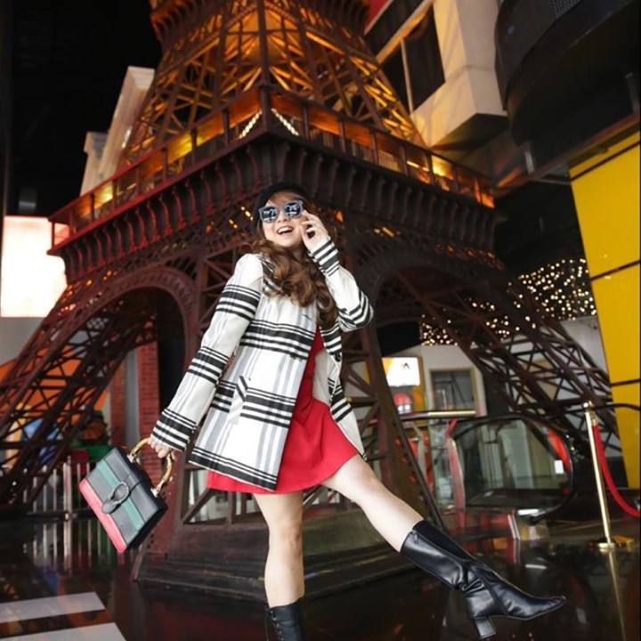 Berbagai ornamen pun mendukung suasana seperti di Paris. Bunda bisa bergaya di sepanjang lorong hingga depan replika Menara Eifel. (Foto: doc. Trans Studio Bandung)