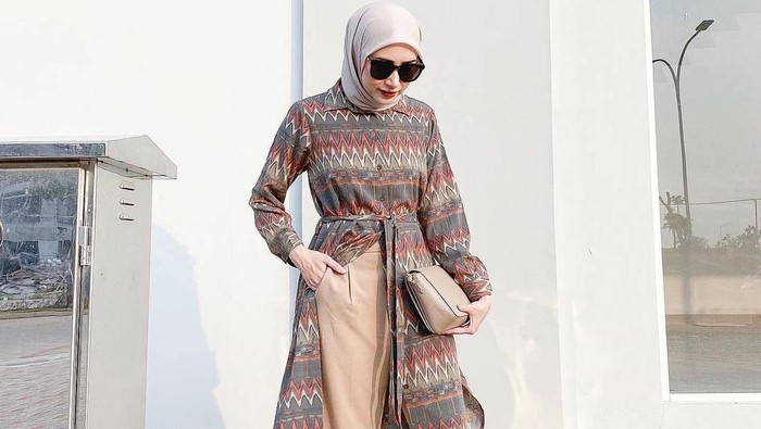 6 Inspirasi Model Tunik Modern untuk Kondangan