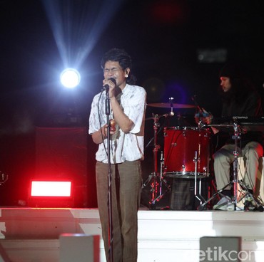 Lirik Lagu Diskusi Senja - Fourtwnty