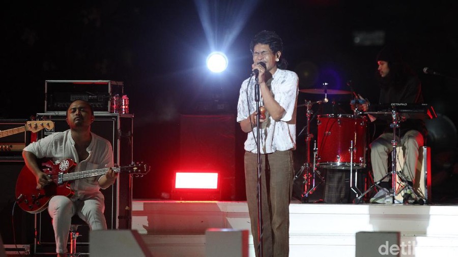 Aksi panggung Fourtwnty saat tampil di Prambanan Jazz 2020 di komplek Candi Prambanan, Sleman, Yogyakarta, Sabtu (31/10/2020). Prambanan Jazz Virtual Festival kali ini dilaksanakan secara daring untuk mencegah penyebaran COVID-19.