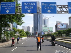 Viral Pria Pasang Spanduk di Rambu Penunjuk Jalan di Sudirman
