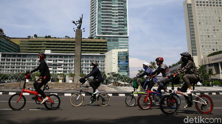 Cegah Begal, Petugas Disiagakan di Jalur Sepeda Kasus begal pesepeda saat ini sedang marak di Jakarta. Petugas Dinas Perhubungan (Dishub) pun disiagakan di jalur khusus sepeda Jalan Sudirman.