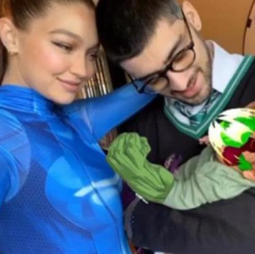 Gemasnya Anak Gigi Hadid Pakai Busana Mewah Warna Pink
