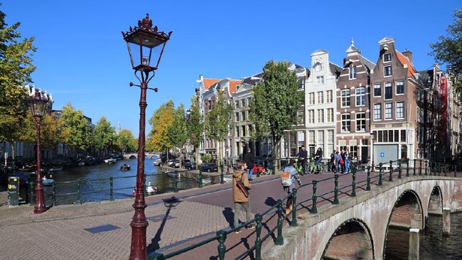 Pemerintah Amsterdam menempatkan bunga-bunga cantik di sekitar jalan demi memberikan kenyamanan untuk para pejalan kaki.