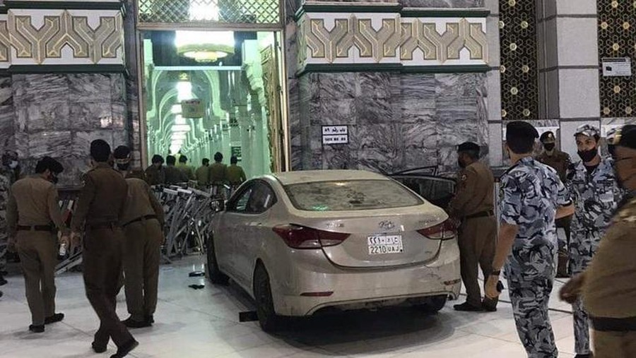 Heboh Masjidil Haram Diterobos Mobil  Sedan