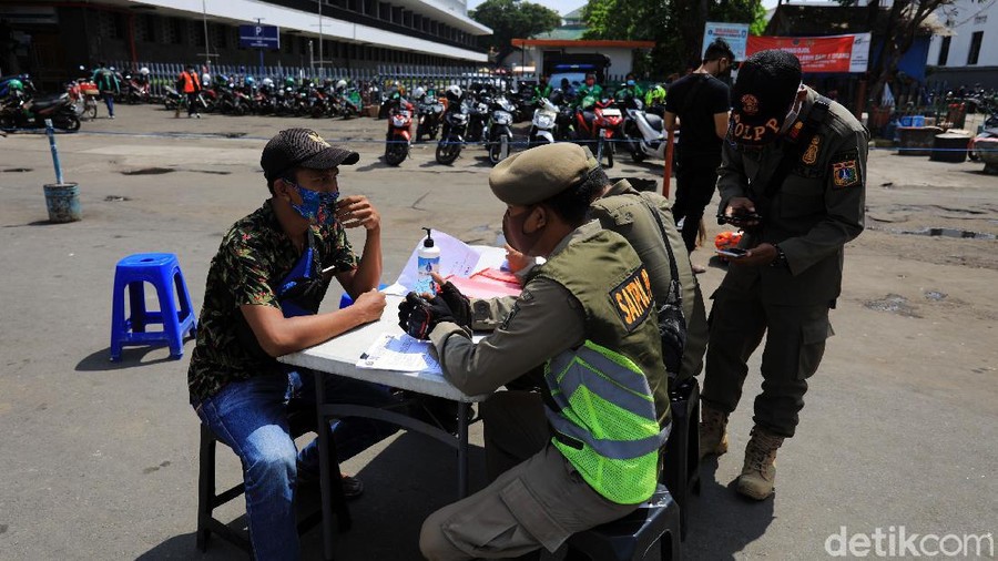 Petugas Satpol PP melaksanakan operasi yustisi di kawasan Kota Tua, Jakarta, Minggu (1/11/2020). Meski kini DKI Jakarta berada pada Pembatasan Sosial Berskala Besar (PSBB) masa transisi, namun operasi yustisi tetap digalakan guna mendisiplinkan masyarakat demi menekan penyebaran COVID-19.