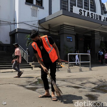 Langgar Protokol Kesehatan, Warga Dihukum Nyapu Jalan di Kota Tua