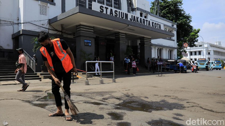 Petugas Satpol PP melaksanakan operasi yustisi di kawasan Kota Tua, Jakarta, Minggu (1/11/2020). Meski kini DKI Jakarta berada pada Pembatasan Sosial Berskala Besar (PSBB) masa transisi, namun operasi yustisi tetap digalakan guna mendisiplinkan masyarakat demi menekan penyebaran COVID-19.