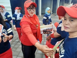 Juru Kampanye Blusukan Keliling Kampung Gaet Suara Menangkan Eri-Armuji