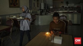 Aktivitas warga saat terjadinya pemadaman arus listrik di kawasan Galaxy, Bekasi, Jawa Barat, Minggu, 1 November 2020. PLN menyatakan pemadaman listrik disebabkan gangguan jaringan menengahdi wilayah Kelapa Gading, jakarta Utara. CNN Indonesia/Bisma