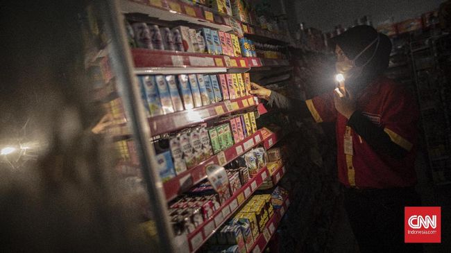 Pemadaman listrik sering kali mengganggu aktivitas harian. (CNN Indonesia/Bisma Septalisma)