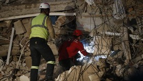 10 Orang Tewas Imbas Gempa M 7,7 Turki, Puluhan Bangunan Runtuh