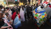 FOTO: Perayaan Halloween di Penjuru Dunia Saat Pandemi Ada suasana dan tradisi yang berbeda saat perayaan Halloween di penjuru dunia di tengah pandemi virus corona kali ini.