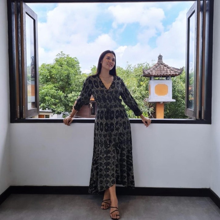 <p>Rumah bertingkat Hamish dan Raisa banyak didominasi warna cat dinding putih, dan teralis jendela berwarna hitam. (Foto: Instagram @hamishdw)</p>