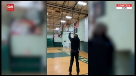 VIDEO: Obama Pamer Kemampuan Basket di Kampanye Biden