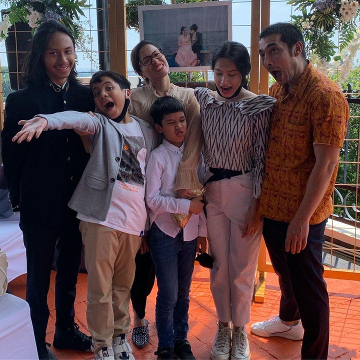 <p>Abimana 'Gundala' Aryastya dan Inong Ayu menikah pada 2001 silam, Bunda. Mereka sudah dikaruniai empat anak yang beranjak remaja dan dewasa. (Foto: Instagram @inong_ayu)</p>