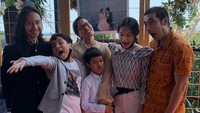 <p>Abimana 'Gundala' Aryastya dan Inong Ayu menikah pada 2001 silam, Bunda. Mereka sudah dikaruniai empat anak yang beranjak remaja dan dewasa. (Foto: Instagram @inong_ayu)</p>