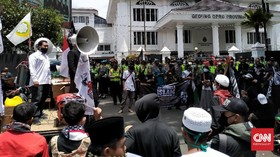 Massa Aksi 411 Bandung Desak Macron Minta Maaf ke Umat Islam