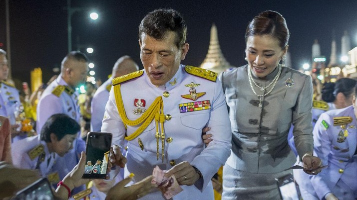 King Maha Vajiralongkorn and Queen Suthida greet supporters in Bangkok, Thailand, Sunday, Nov. 1, 2020. Under increasing pressure from protesters demanding reforms to the monarchy, Thailand's king and queen met Sunday with thousands of adoring supporters in Bangkok, mixing with citizens in the street after attending a religious ceremony inside the Grand Palace. (AP Photo/Wason Wanichakorn)