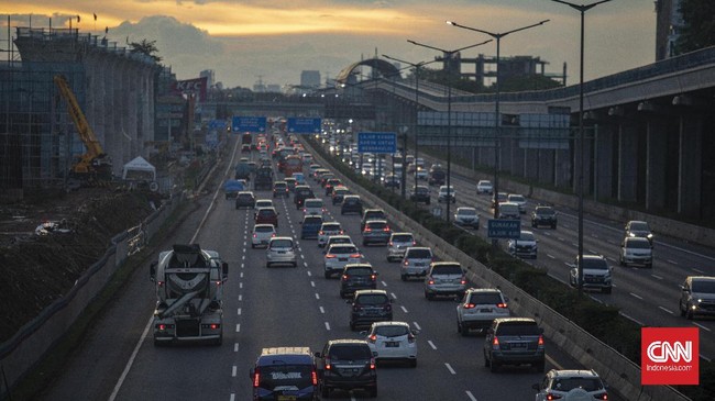 Polisi memprediksi puncak arus balik lebaran 2021 akan terjadi pada 21-22 Mei mendatang. Data Polda Metro Jaya menunjukkan 1,5 juta warga DKI mudik.