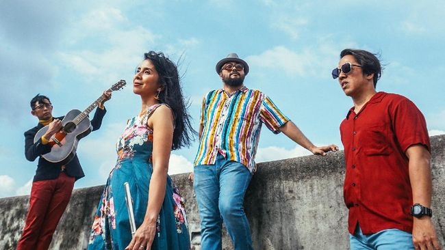 Band Mocca merilis album terbaru bertajuk Day by Day pada Minggu (1/11) kemarin yang bertepatan dengan ulang tahun ke-21.