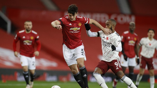 Manchester United dan Arsenal bermain imbang 0-0 di babak pertama dalam lanjutan Liga Inggris pekan ketujuh.