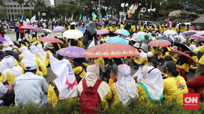 UU Cipta Kerja mendapat perhatian dari publik di dunia maya. Sejumlah netizen membuat tagar #MosiTidakPercaya dan melesat trending di media sosial Twitter.